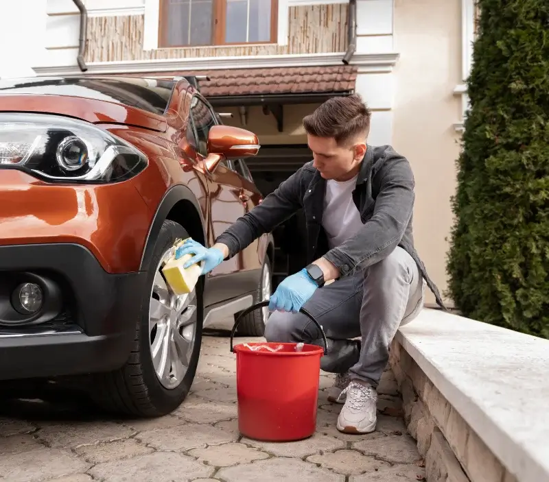 Lavage auto à domicile Montilly-sur-Noireau : professionnel intervenant sur un véhicule